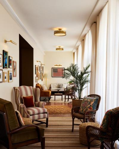 Coin salon dans l'établissement Pasadena Hotel & Pool