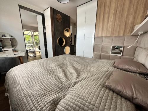 Posteľ alebo postele v izbe v ubytovaní Apartament z ogródkiem
