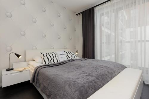 Foto Warsaw City Center Apartment Grzybowska 85 with Parking by Noclegi Renters 1