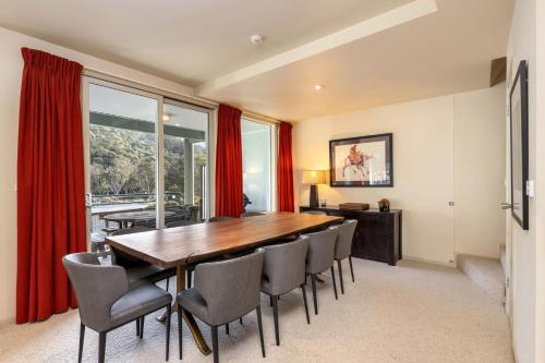 Μια τηλεόραση ή/και κέντρο ψυχαγωγίας στο Aspect 5 Chalet a stones throw from all Thredbo has to offer