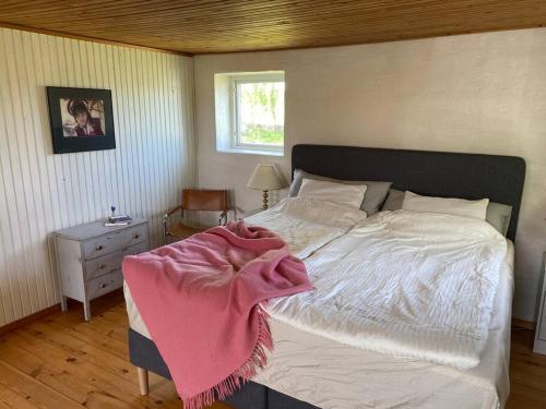 Un pat sau paturi într-o cameră la Lantligt boende på Österlen