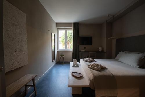 sypialnia z dużym łóżkiem i oknem w obiekcie The Sanctuary Urban Retreat w Rzymie