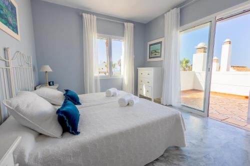 Giường trong phòng chung tại Ático Costa Ballena playa infante. 1º línea playa