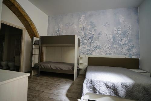 um quarto com 2 camas e um mural de parede em CARLO DI BORBONE - Casa Vacanze- em Fornelli