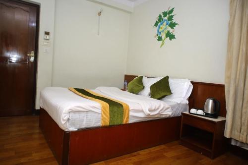 Una cama o camas en una habitación de Bouddha Green Hotel