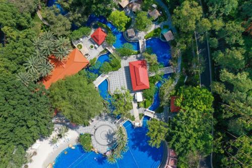 una vista aérea de una casa con piscina en Good View Hotel Tangxia - 15 mins drive from Dongguan South Railway Station, en Dongguan