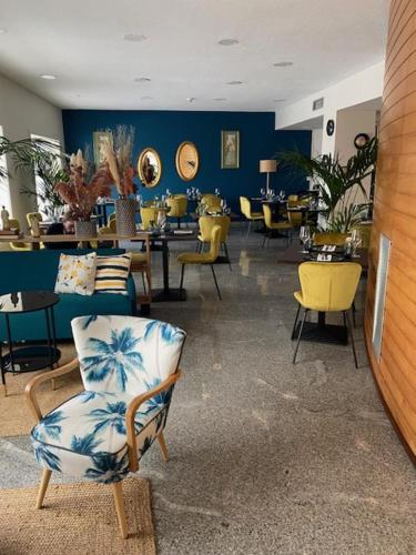 a room with chairs and tables and a waiting room at Hotel Aubí in Sant Antoni de Calonge