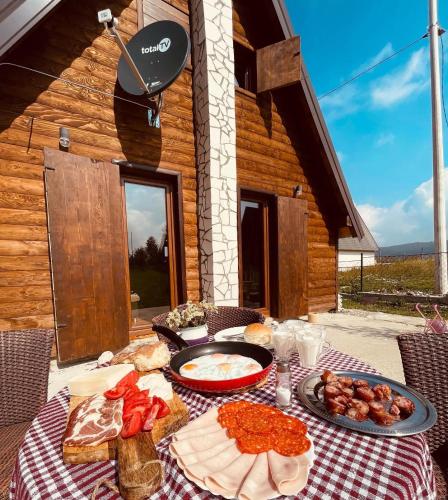una mesa con platos de comida en la parte superior en Guest House LENA, en Žabljak