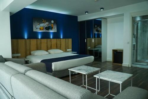 a hotel room with a bed and a couch at En Otel Karaca in Eskisehir