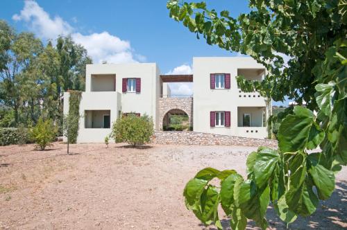 an external view of a house with a yard at Vilana Studios in Kálamos Kythira