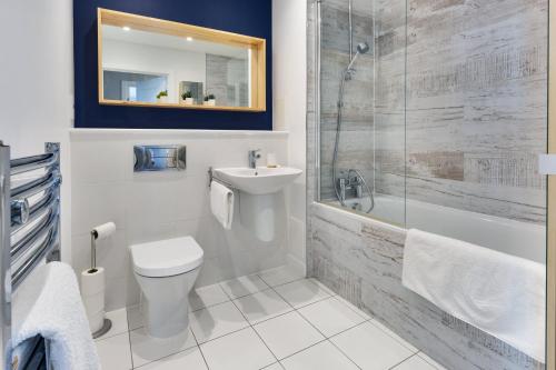 a bathroom with a toilet and a sink and a shower at Lovely 3 beds Penthouse in London