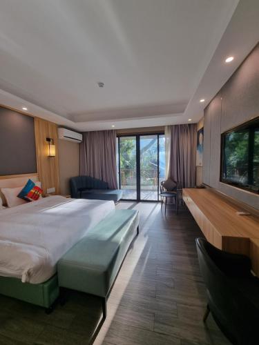 El Nido Garden Resort في إل نيدو: غرفه فندقيه بسرير كبير وصاله