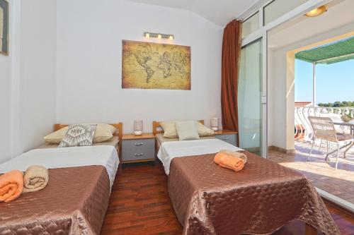 A bed or beds in a room at Villa Niki Hvar