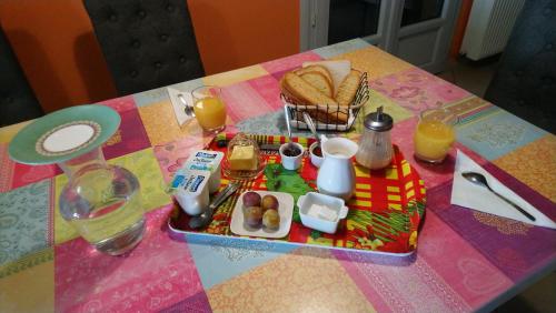 a table with a tray of food on top of it at Duo Pradère avec piscine in Virazeil