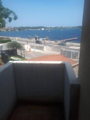 une vue sur l'océan depuis le balcon d'un immeuble dans l'établissement Appartement 4 couchages, à Balaruc-les-Bains