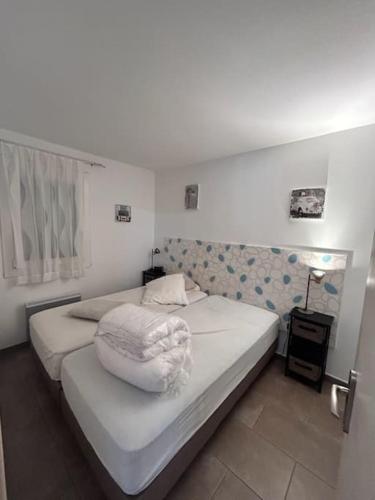 une chambre avec deux lits dans une pièce dans l'établissement Appartement 4 couchages, à Balaruc-les-Bains