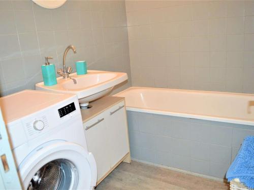 une salle de bain avec une machine à laver, un lavabo et une machine à laver dans l'établissement Studio Cabine avec Terrasse et Parking - Proche Centre et Plages à Cavalaire-sur-Mer - FR-1-226B-31, à Cavalaire-sur-Mer
