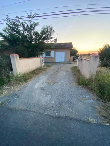 eine leere Einfahrt vor einem Haus in der Unterkunft Chambre + SDB + Piscine in Grenade-sur-Garonne