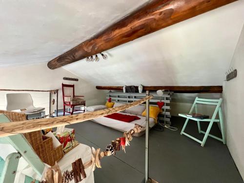 een kamer met 2 stapelbedden en een tafel bij Domaine Feuillet in Chanas