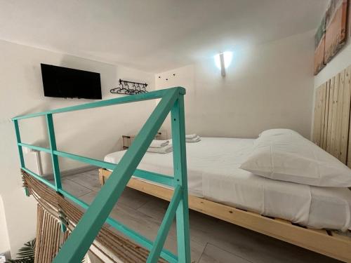 Un pat sau paturi într-o cameră la HomeSuite22
