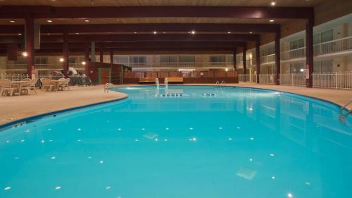 a large swimming pool in a large building at Holiday Inn Spearfish-Convention Center by IHG in Spearfish