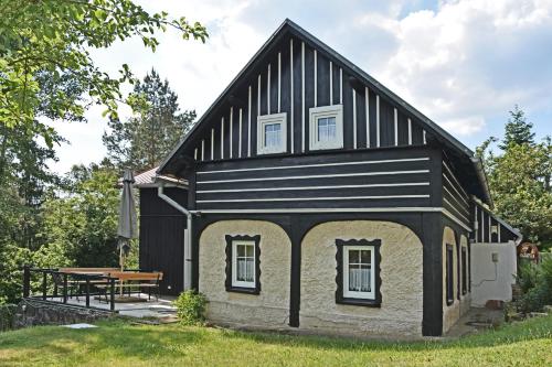 a black and white house with a picnic table at Bušeranda - depandance Hotelu U Zeleného stromu in Děčín