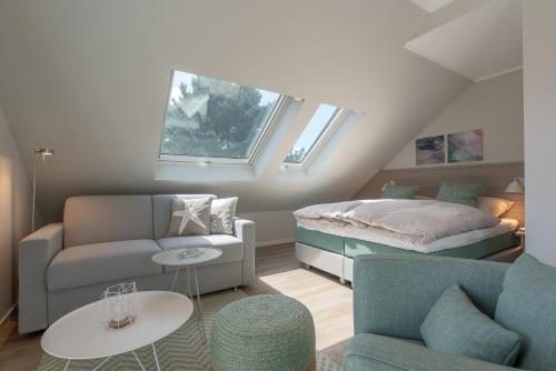 Habitación pequeña con cama y sofá en Sonne und Meer 4, en Grömitz