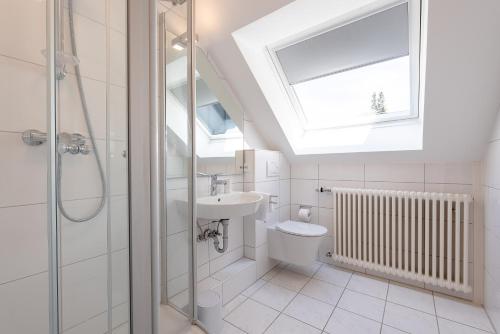 baño con lavabo y aseo y ventana en Sonne und Meer 4, en Grömitz