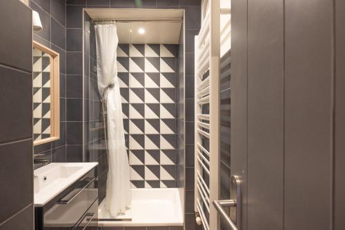 een badkamer met een douche en een wastafel bij St Gervais Les Bains - Mont Blanc in Saint-Gervais-les-Bains