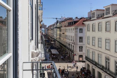 Blick auf eine Stadtstraße aus dem Fenster in der Unterkunft FLH Downtown Central Boho Flat in Lissabon