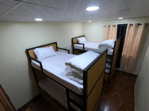 een kamer met 2 bedden in een kamer bij Nairobi Backpackers Hostel in Nairobi