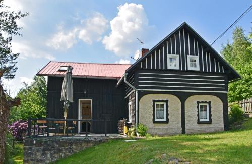 a black and white house with a table at Bušeranda - depandance Hotelu U Zeleného stromu in Děčín