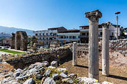 vistas a un edificio con columnas y rocas en Ephesus Selcuk Castle View Suites, en Selçuk