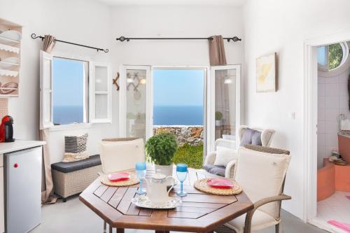 kuchnia i jadalnia ze stołem i krzesłami w obiekcie Antiparos w mieście Sikinos