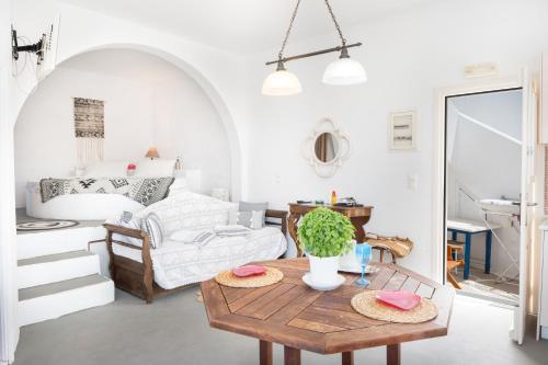 席克諾斯的住宿－Antiparos，客厅配有沙发和桌子