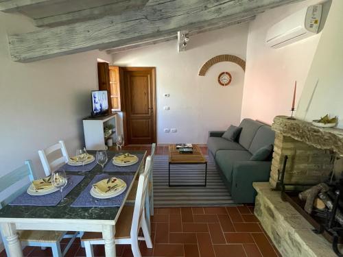 a living room with a table and a couch at CasaMoira in Trequanda
