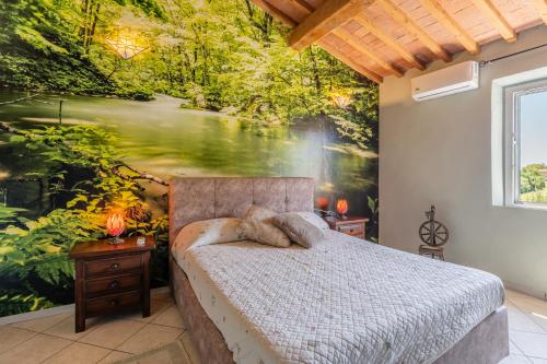 Schlafzimmer mit einem Bett mit Wandgemälde in der Unterkunft Villetta Tiziana in Pisa