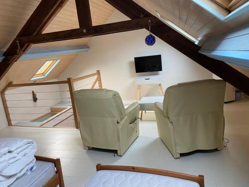 Ce lit se trouve dans un dortoir doté d'une télévision. dans l'établissement 