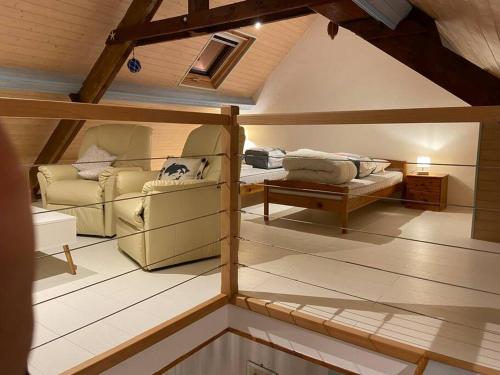 un salon avec deux canapés et une table dans l'établissement 