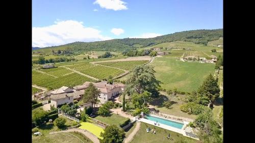une vue aérienne d'une maison avec piscine dans l'établissement Domaine de La Baisse, à Saint-Étienne-la-Varenne