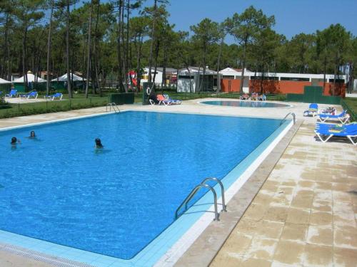 ein großer Pool mit Menschen im Wasser in der Unterkunft Kampaoh Gala in Figueira da Foz