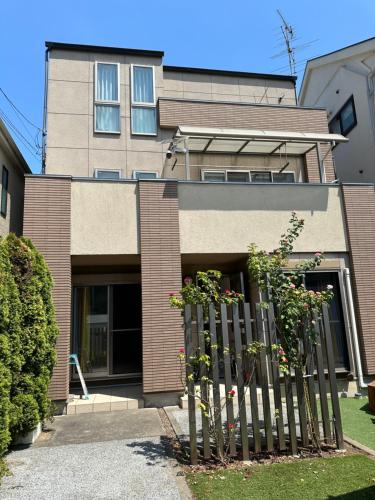 a house with a fence in front of it at 东京晴空塔圈独栋别墅 in Tokyo