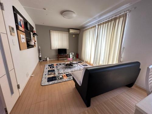 a living room with a couch and a table at 东京晴空塔圈独栋别墅 in Tokyo