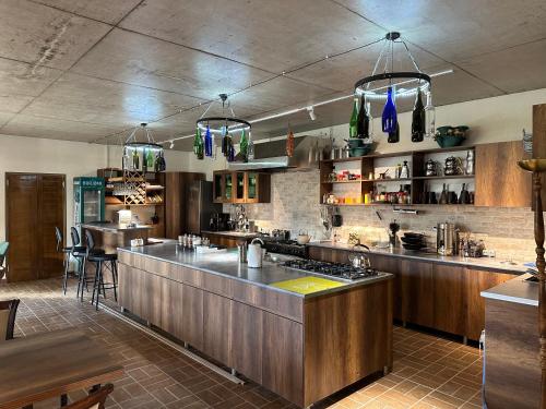 uma grande cozinha com um balcão e um bar em Pesvebi Design Hotel and Cellar em Borjomi