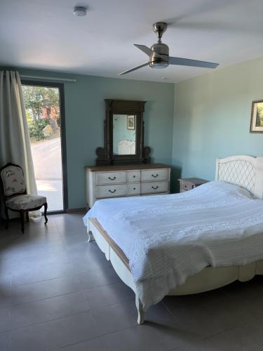 - une chambre avec un lit, un miroir et une commode dans l'établissement Charmante maison avec piscine, à Artignosc-sur-Verdon