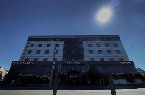 un edificio con el sol en el cielo en Abri Hotel, en Dnipro