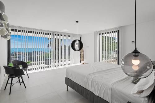 - une chambre avec un grand lit et une grande fenêtre dans l'établissement Villa Nirvana, à Fuengirola