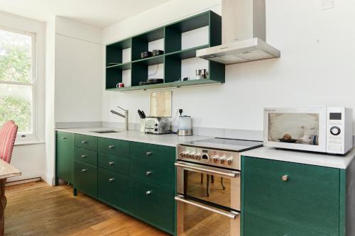 The Hampstead Heath Escape - Trendy 1BDR Flat with Balcony廚房或簡易廚房