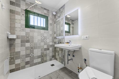 bagno bianco con lavandino e servizi igienici di Apartamento Julia Puerto del Carmen a Puerto del Carmen