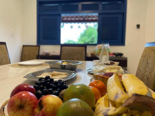 une table recouverte de nombreux types de fruits différents dans l'établissement Pousada Flor de Alecrim para quem sabe escolher a 10 min da Jeep, à Goiana